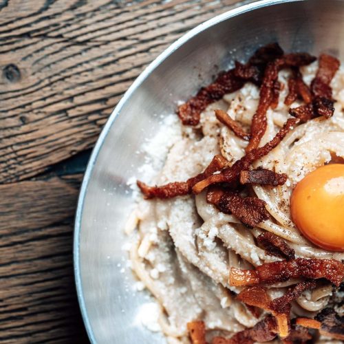 Carbonara con guanciale croccante, pecorino e tuorlo d'uovo, servita nella padella