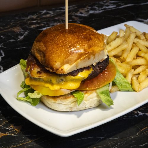 Il cheeseburger di ROSSO Restaurant and Grill servito con patatine